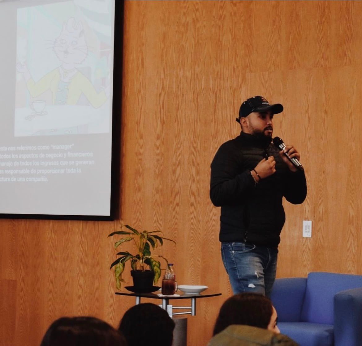 Armando Velarde impartiendo Artist Management en EBC Campus San Luis Potosí