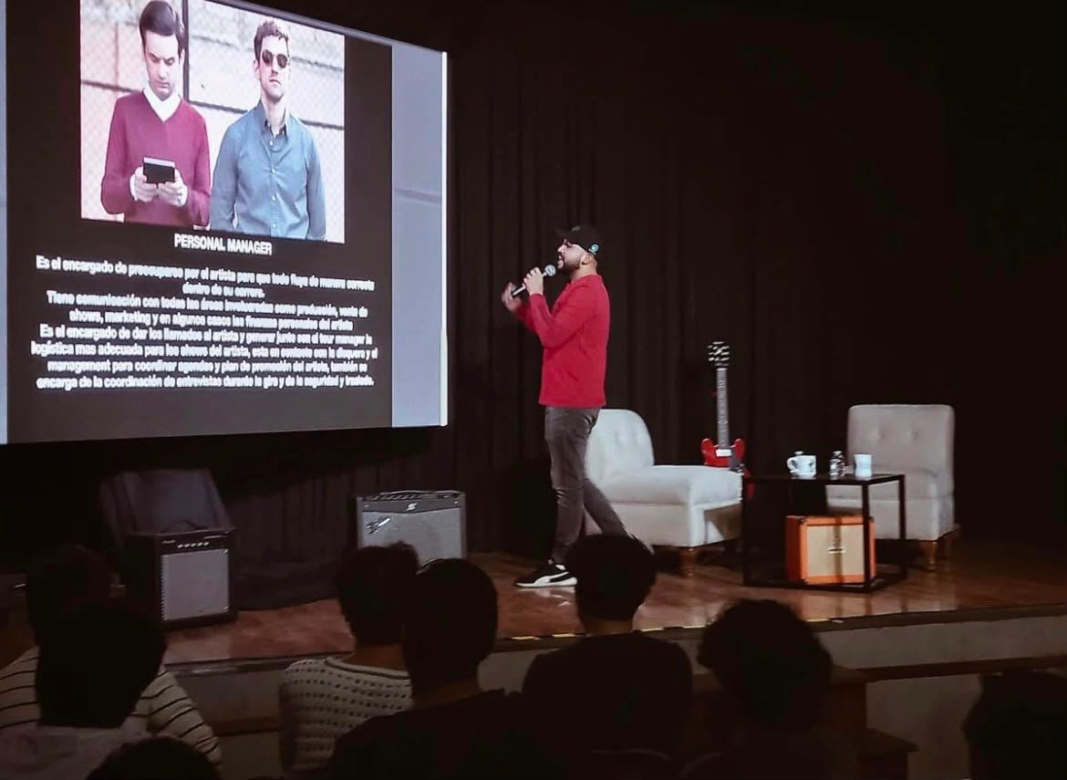 Armando Velarde impartiendo Music Business desde cero en IEH Puebla
