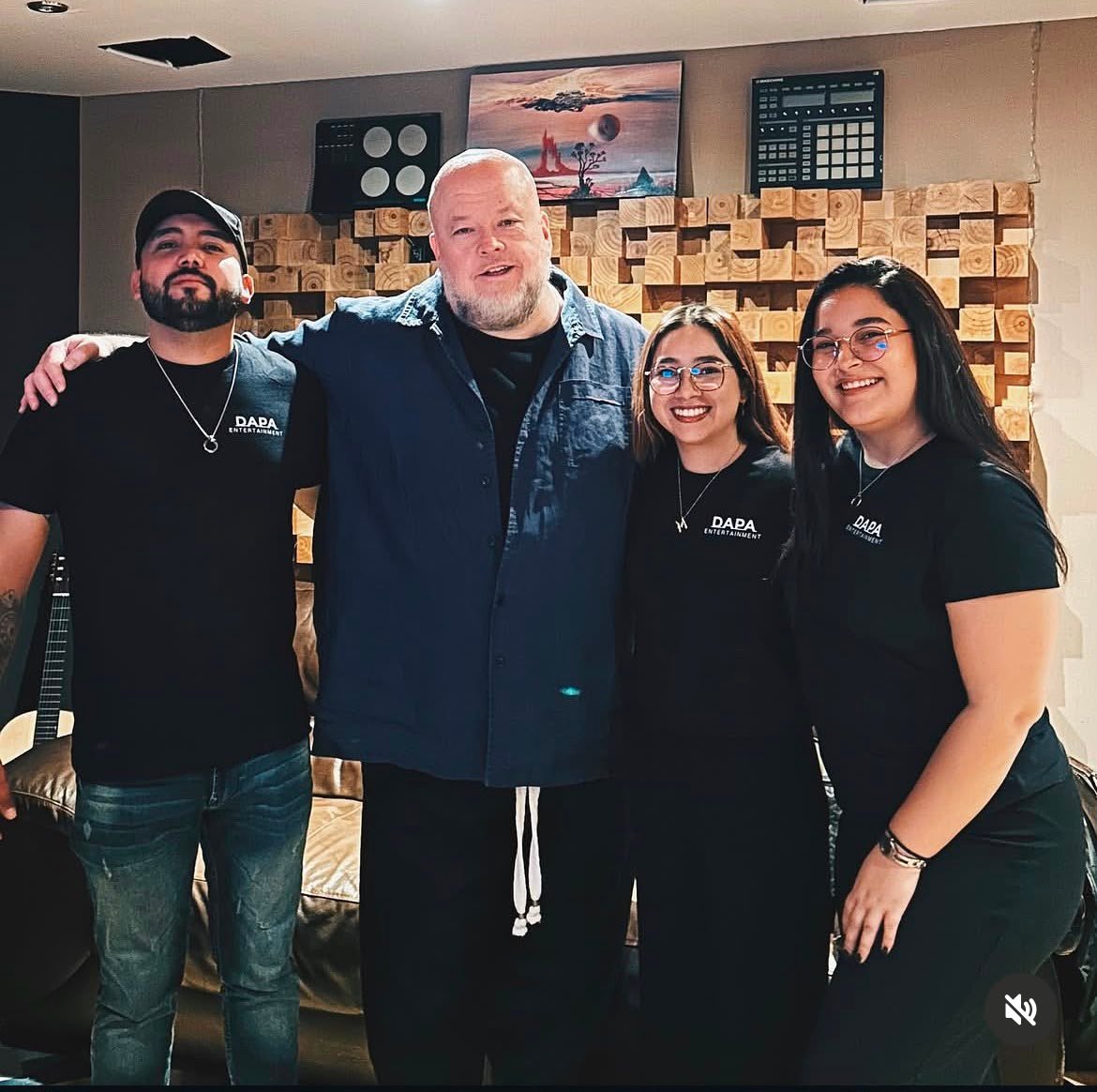 Equipo de DAPA Entertainment con Memo Gil en un estudio de producción musical